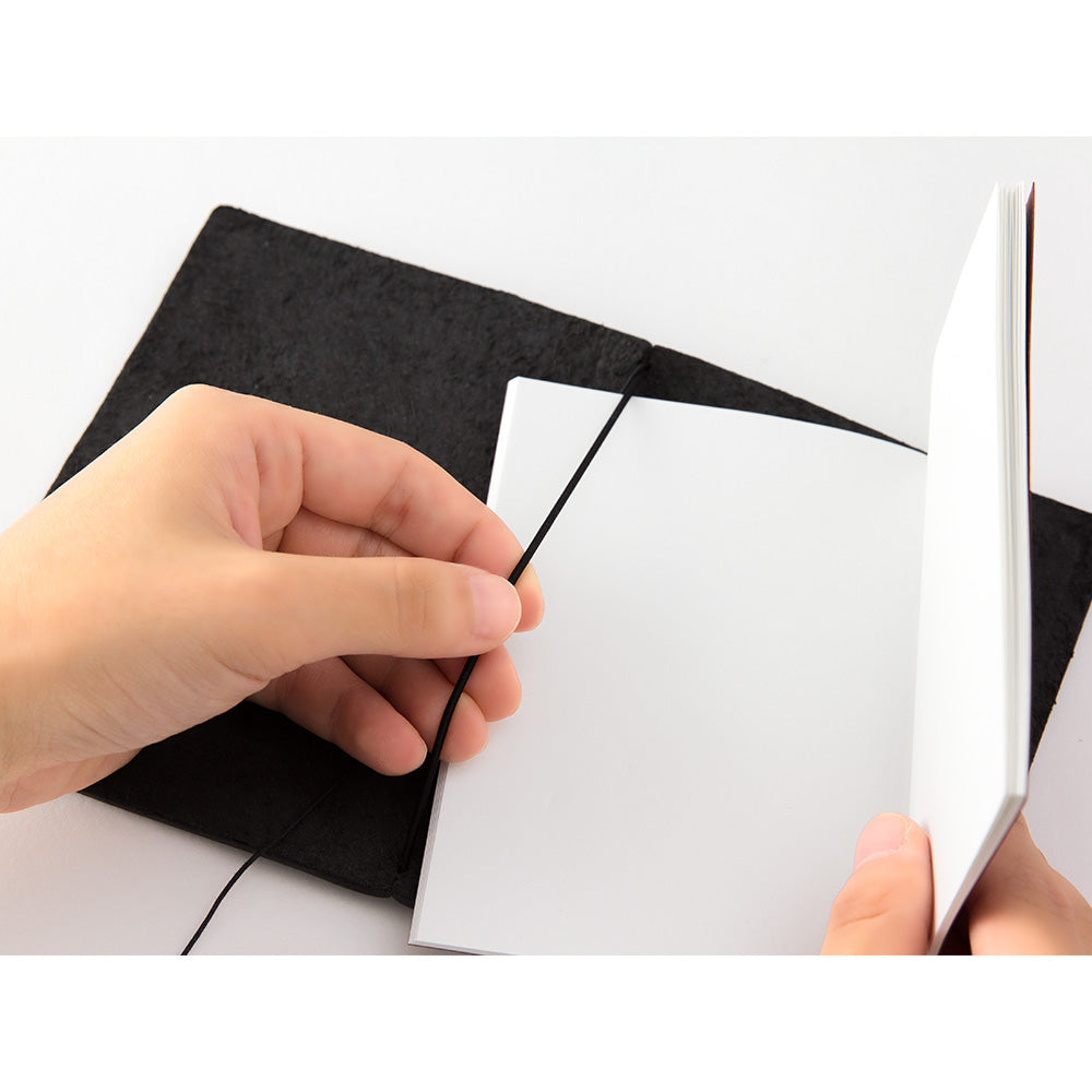 TRAVELER’S Notebook Starter Kit Black (Passport Size)